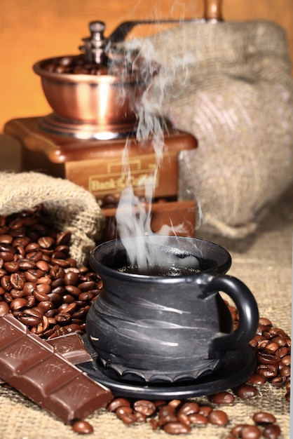 Heißer Kaffee in einer Tasse auf einem alten Hintergrund