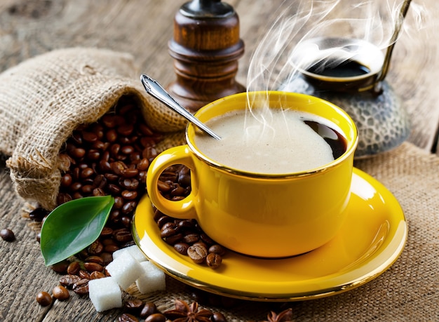 Heißer Kaffee in einer Tasse auf einem alten Hintergrund