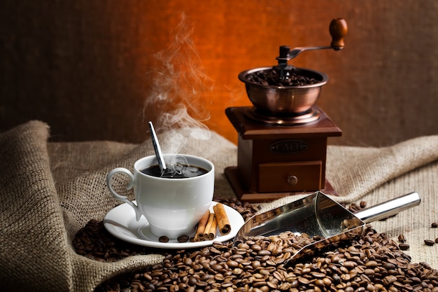 Heißer Kaffee in einer Tasse auf einem alten Hintergrund