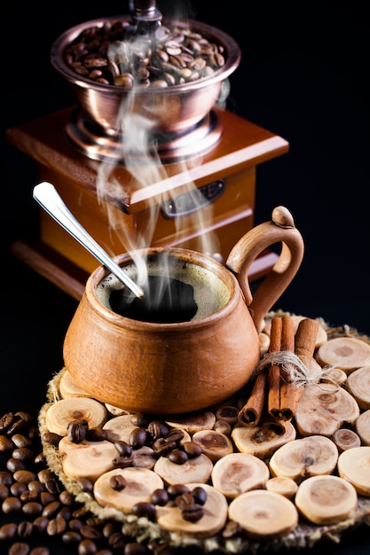 Heißer Kaffee in einer Tasse auf einem alten Hintergrund