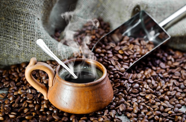 Heißer Kaffee in einer Tasse auf einem alten Hintergrund