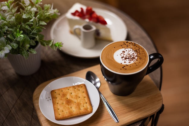 Heißer Kaffee in einer Tasse auf Holztisch