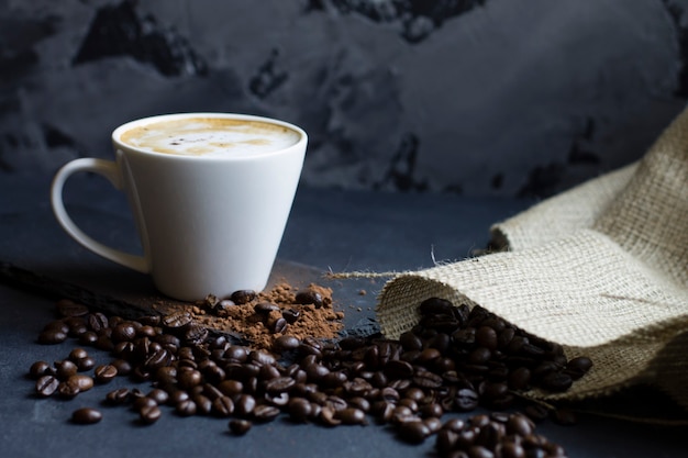 Heißer Kaffee in einer weißen Tasse