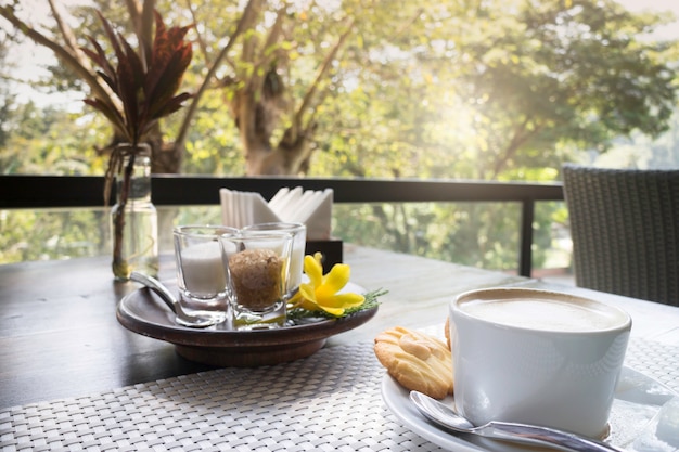 Heißer Kaffee Latte auf Balkonholztisch