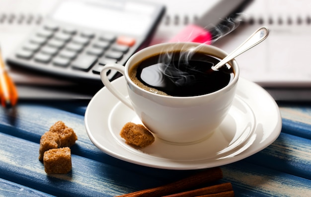 Heißer Kaffee mit Artikeln für Geschäfte