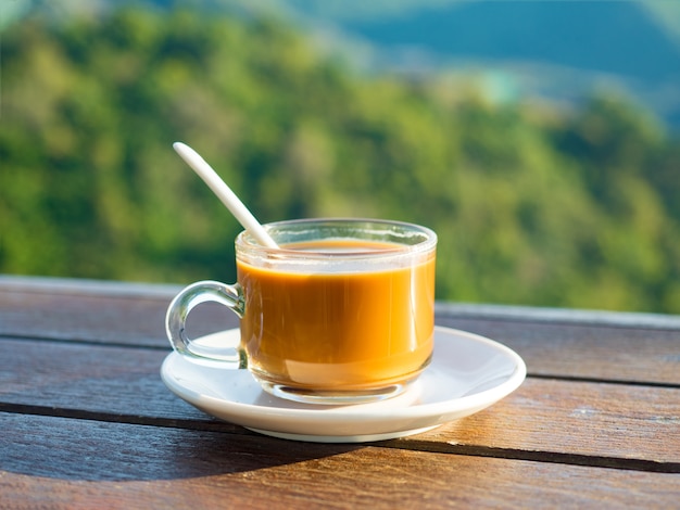 Foto heißer kaffee mit milchcreme als cappuccino