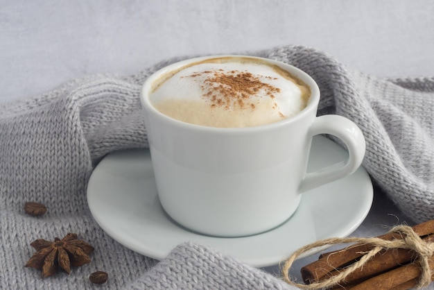 Heißer Kaffee mit Milchschaum und Wintergewürz