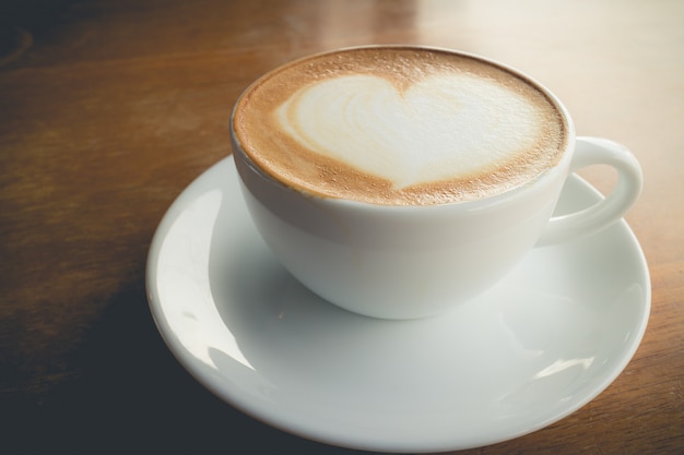 Foto heißer kaffee mit milchschaum