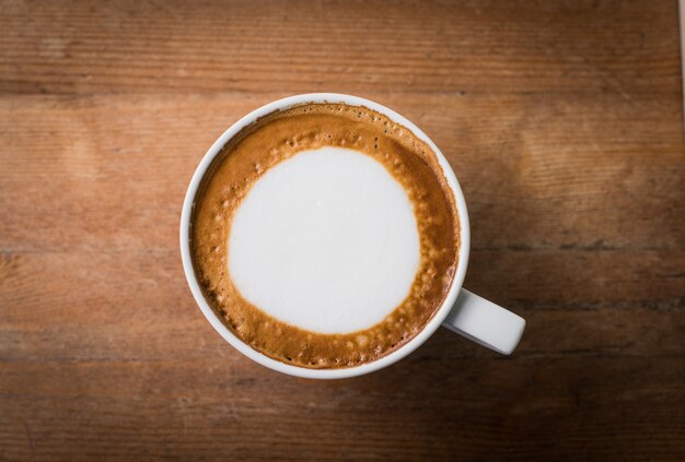 Heißer Kaffee mit Schaummilchkunst, Lattekunstkaffee (gefilterter Bild verarbeiteter Weinleseeffekt.)