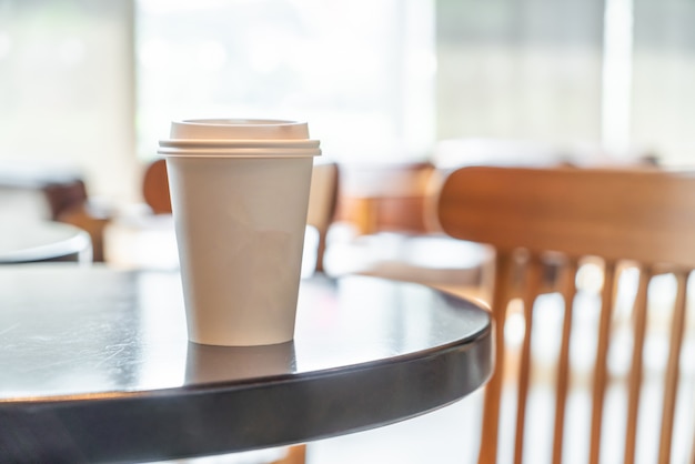 heißer Kaffee Pappbecher im Café