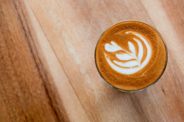 Heißer Kaffee trinken, Latte Kunst