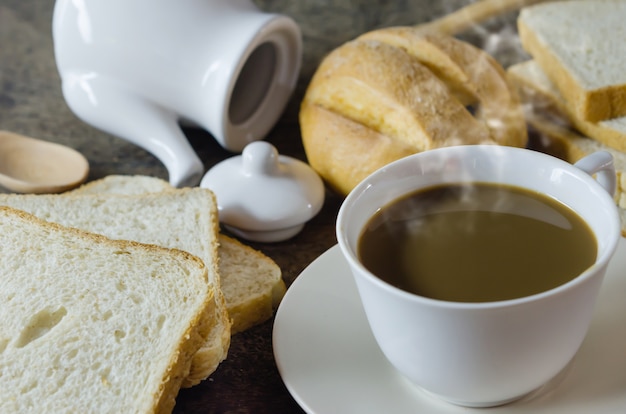 Heißer Kaffee und Brot