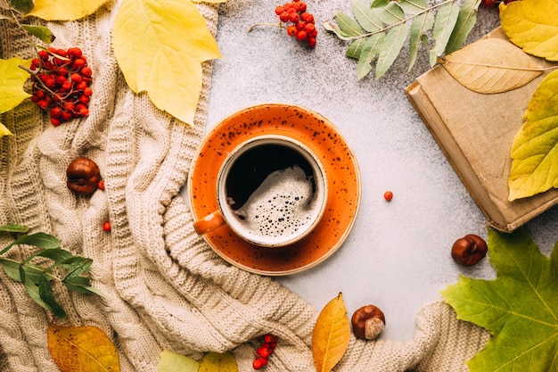 Heißer Kaffee und Herbsthintergrund