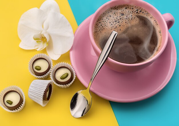 Heißer Kaffee und Pralinen.