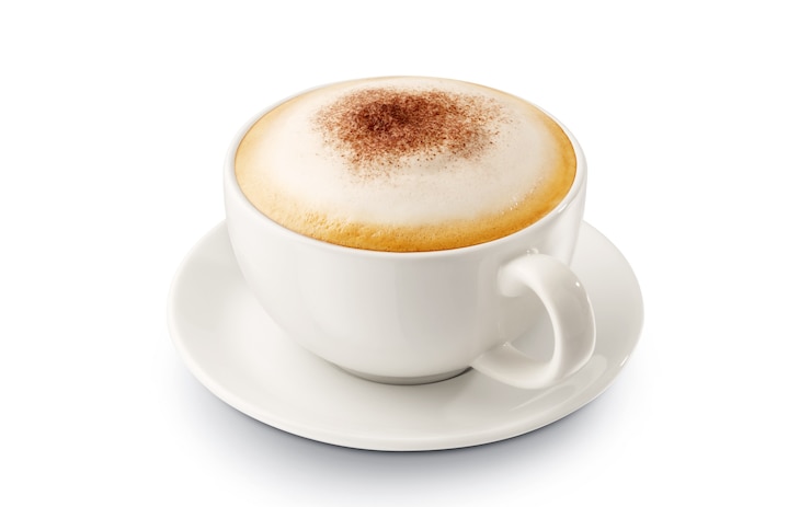 Foto heißer kaffeecappuccino mit schaumgummi auf weißem hintergrund