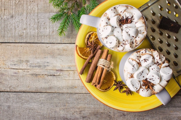 Heißer Kakao mit Marshmallows. Weihnachten Hintergrund Getränke.