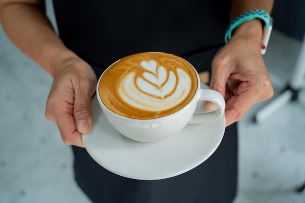 Heißer Latte-Art-Kaffee am Tisch zum Entspannen