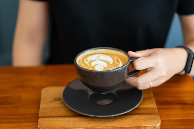 Heißer Latte-Art-Kaffee auf dem Tisch Entspannungszeit