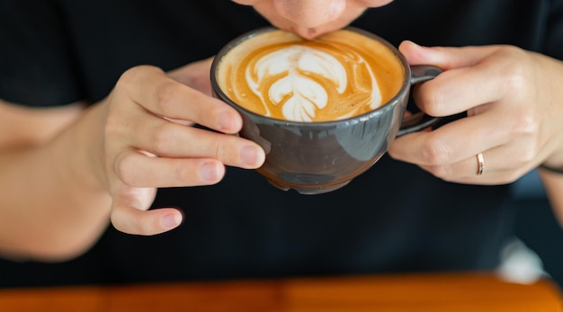 Heißer Latte-Art-Kaffee auf dem Tisch Entspannungszeit