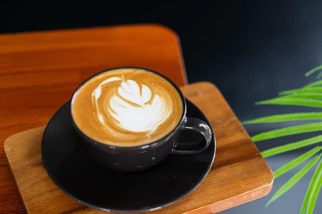 Heißer Latte Art Kaffee auf Holztisch Entspannungszeit