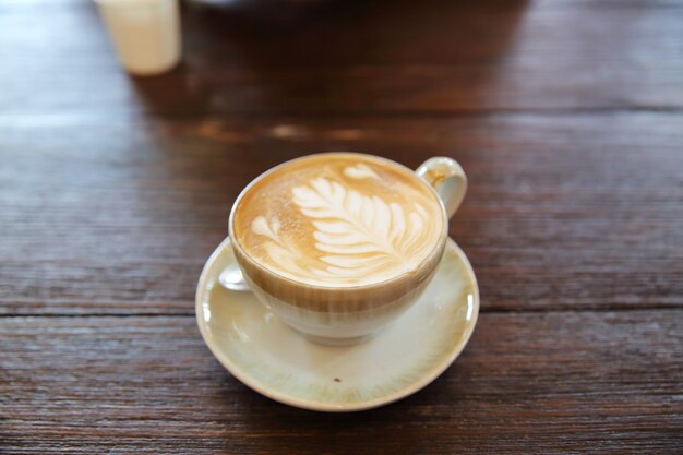 Heißer Latte-Kaffee auf Holzhintergrund