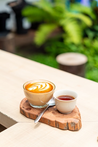 Heißer Latte Kaffee und eine Tasse Tee