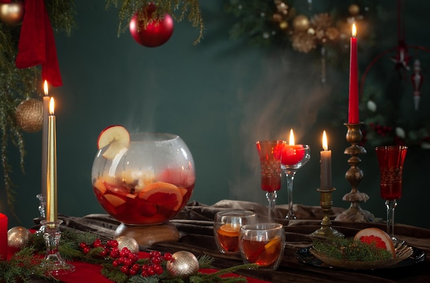 Heißer Punsch in Vase mit Weihnachtsdekor im Vintage-Stil