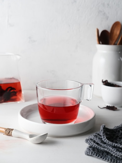 Heißer Rosella-Tee in klarer Tasse auf weißem Hintergrund Ausgewählter Fokus