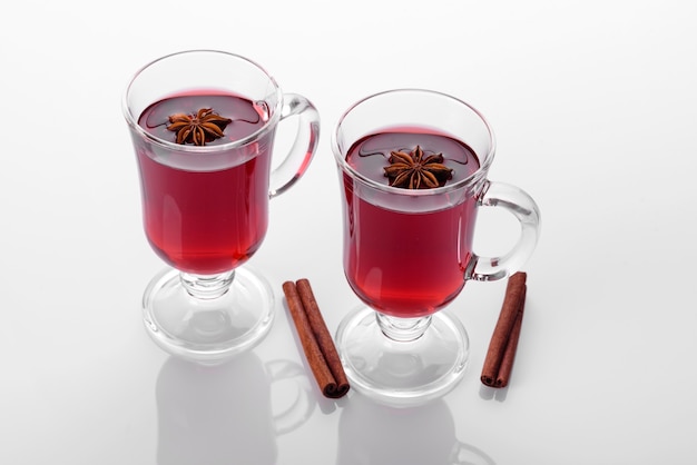 Heißer roter Glühwein isoliert auf weißem Hintergrund mit Weihnachtsgewürzen und Shortcakes