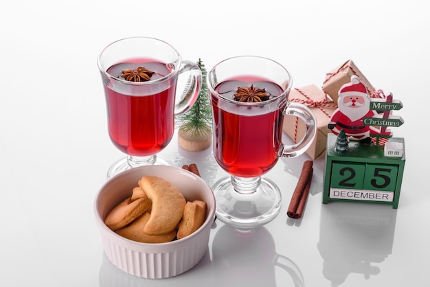 Heißer roter Glühwein isoliert auf weißem Hintergrund mit Weihnachtsgewürzen