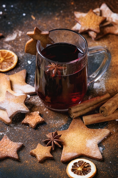 Heißer roter Glühwein mit Keksen