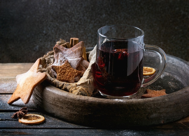 Heißer roter Glühwein mit Keksen