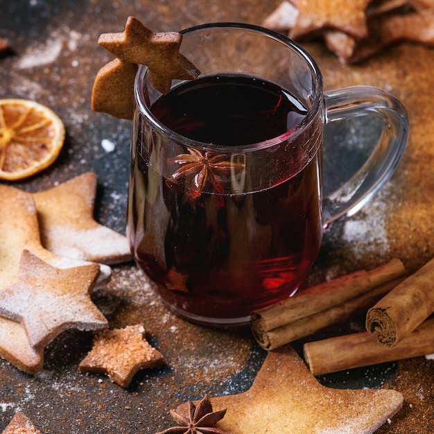 Heißer roter Glühwein mit Plätzchen