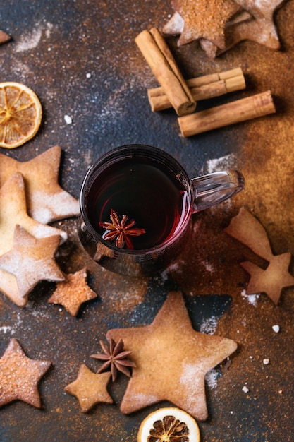 Heißer roter Glühwein mit Plätzchen