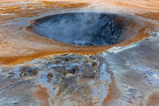 Heißer Schlammtopf im geothermischen Bereich Hverir, Island