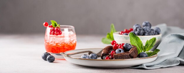 Foto heißer schokoladenpudding mit fondant-zentrum