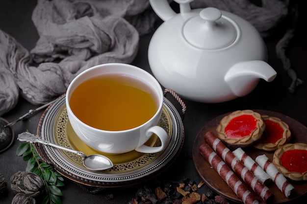 Heißer Tee in einer Tasse auf einem alten Hintergrund