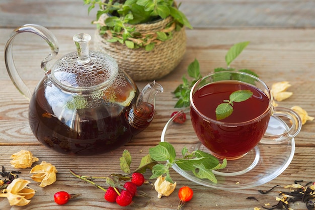 Heißer Tee mit Hagebutten und Kräutern in einer Glasschale Getränk mit Vitamin C und Antioxidantien