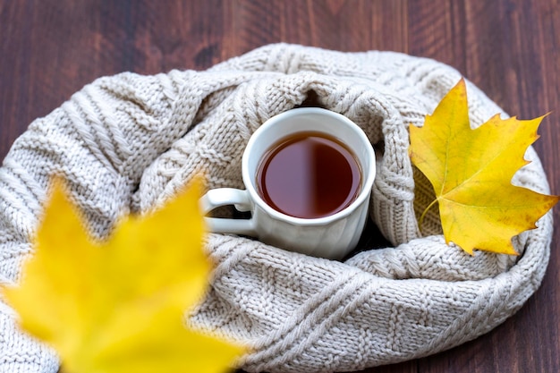 Heißer Tee mit Herbstlaub