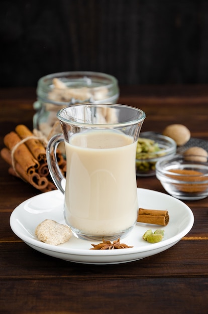 Heißer Tee mit Milch Indischer Masala Tee