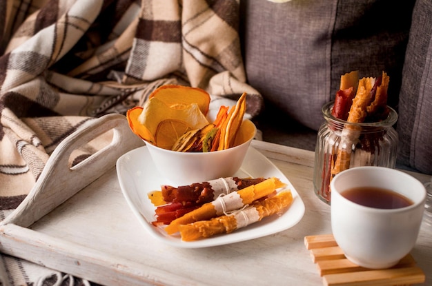 Heißer Tee mit Zitrone in der Tasse mit Trockenfrüchtepastille