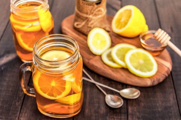 Heißer Tee mit Zitrone und natürlichem Honig, ein guter Genuss für Vitamine und eine starke Immunität.