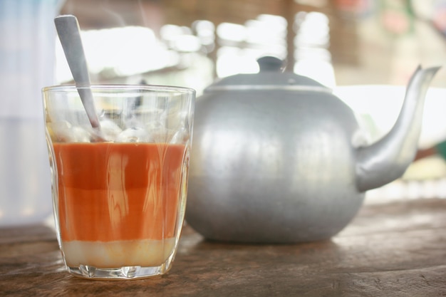 Foto heißer tee, um milch am morgen zu trinken.