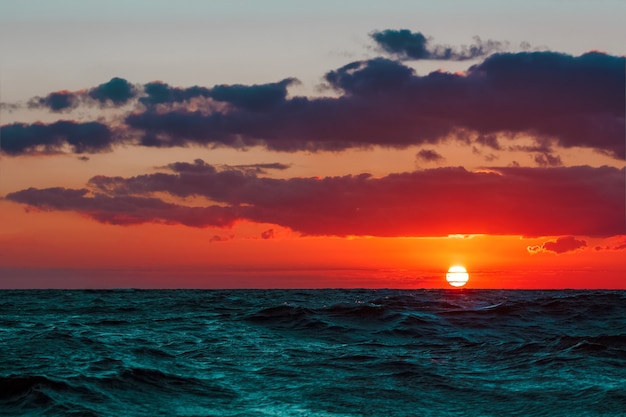 Heißer und romantischer Sonnenuntergang über der Ostsee