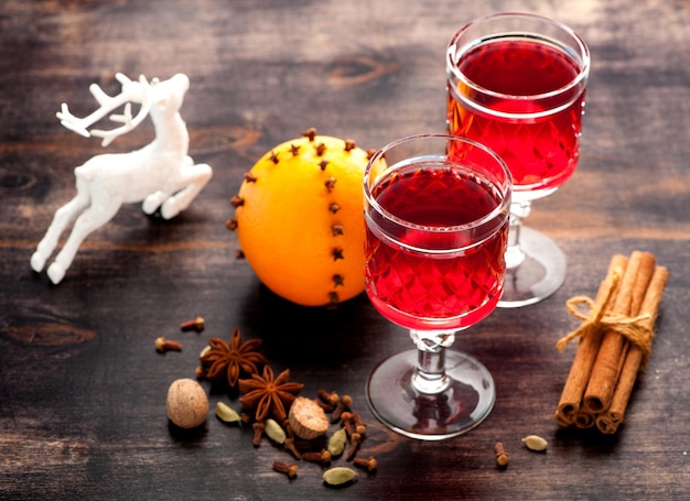 Heißer Weihnachtsglühwein mit Gewürzen und würzig