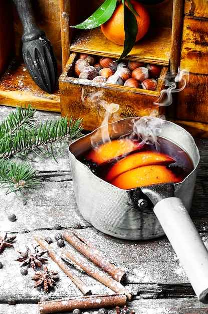 Foto heißer wein mit orangen