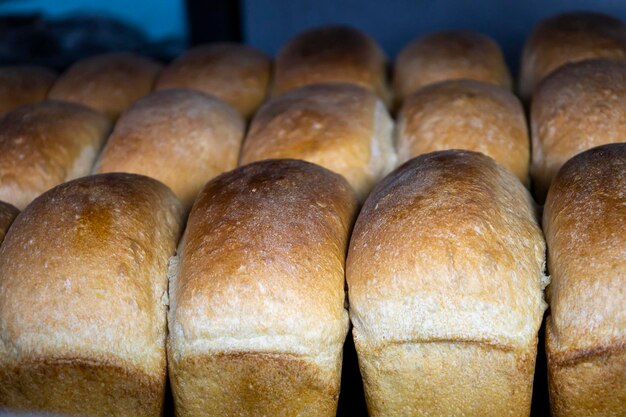 Heißes, frisch gebackenes Brot wird in der Bäckerei in Schalen gelegt