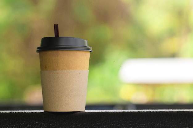 Heißes Getränk der Papierkaffeetasse auf Schreibtisch