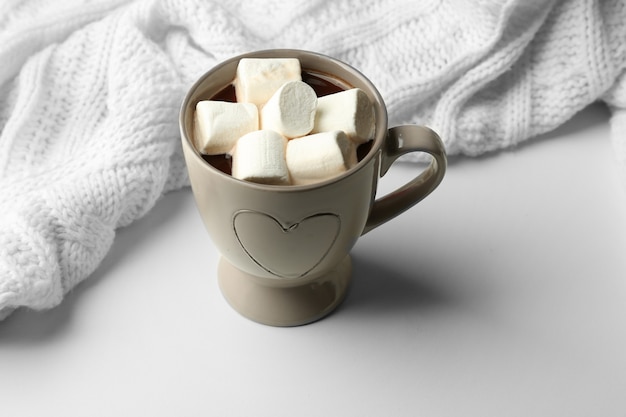 Heißes Getränk mit Marshmallows auf dem Tisch