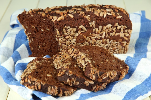 Foto heißes leckeres brot auf farbiger serviette aus der nähe